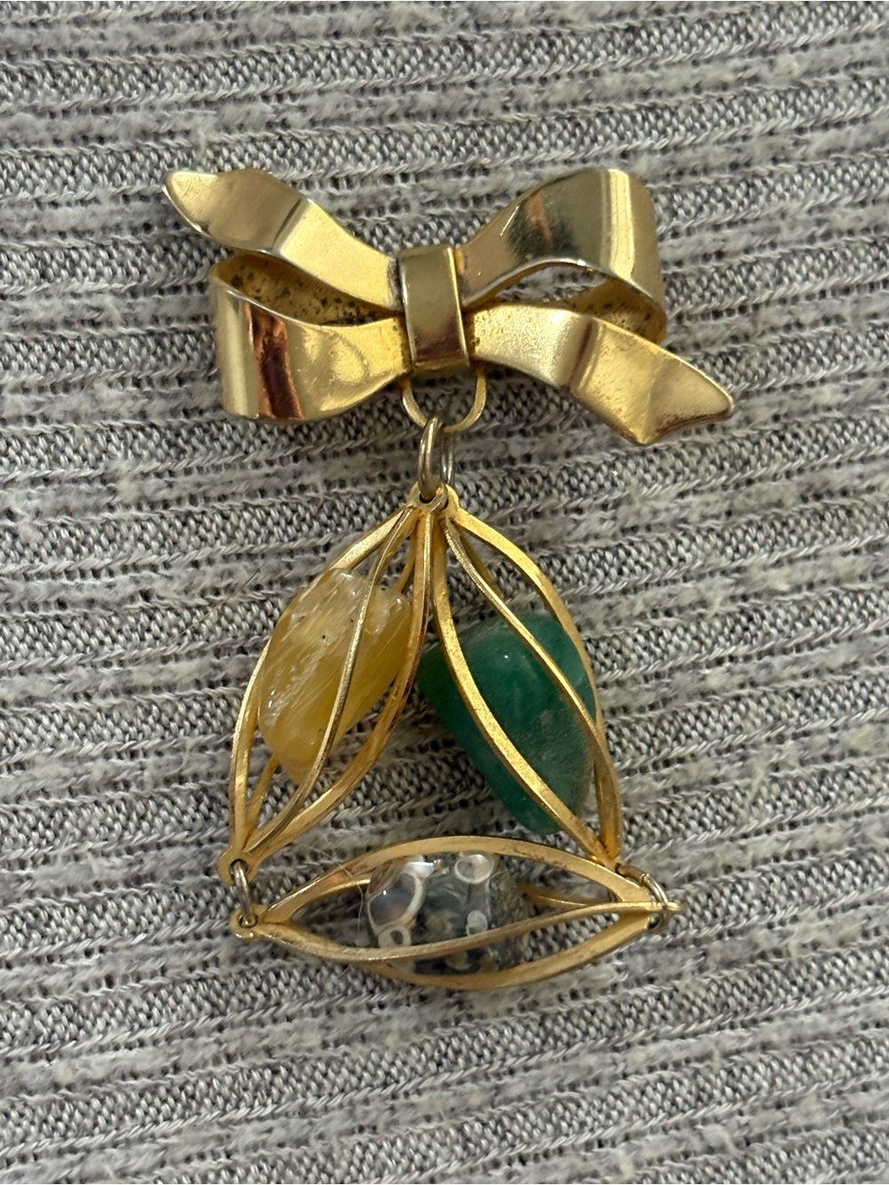Vintage gold tone ribbon bow brooch w dangly yellow, green & gray stones